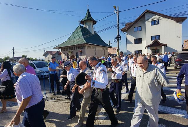 Sute de credincioși au participat la slujba de sfințire a Bisericii „Sf. Vasile cel Mare”, oficiată de ÎPS Teodosie și PS Damaschin Dorneanul