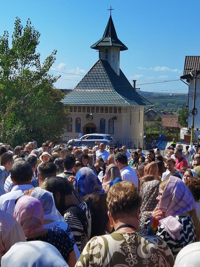 Sute de credincioși au participat la slujba de sfințire a Bisericii „Sf. Vasile cel Mare”, oficiată de ÎPS Teodosie și PS Damaschin Dorneanul