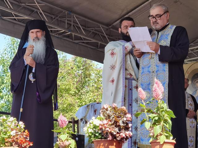 Sute de credincioși au participat la slujba de sfințire a Bisericii „Sf. Vasile cel Mare”, oficiată de ÎPS Teodosie și PS Damaschin Dorneanul