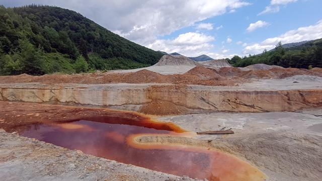 Micro iazurile de decantare sunt pline parțial cu apă