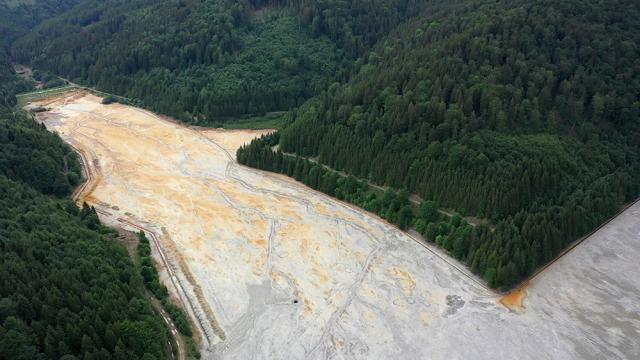 Iazul de decantare de la Ostra, unde sunt depozitate peste 8 milioane de metri cubi de steril, lăsat de izbeliște