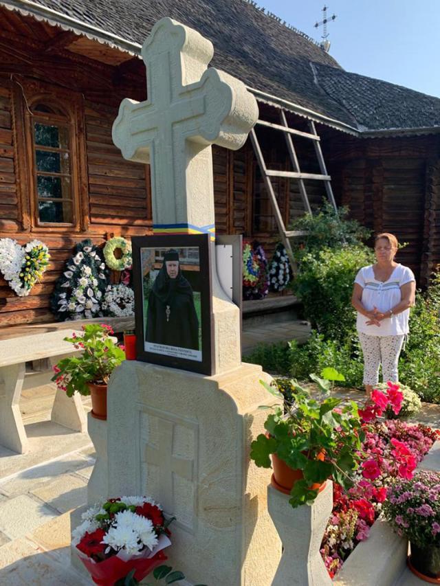 Adriana Trandafir la mormântul stavroforei Irina Pântescu (1932-2022), întâia stareță a Mănăstirii Voroneț