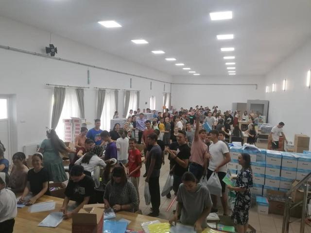 Voluntari care au participat la pregătirea pachetelor