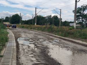 Nimic nu mai are de a face cu un drum județean la intrarea în orașul Liteni