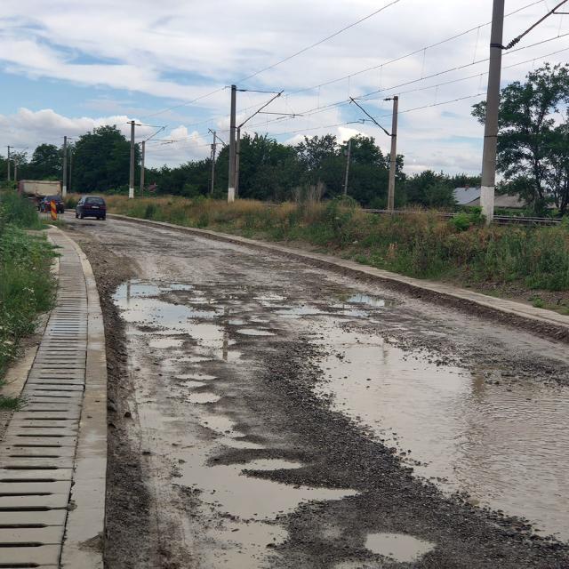 Nimic nu mai are de a face cu un drum județean la intrarea în orașul Liteni