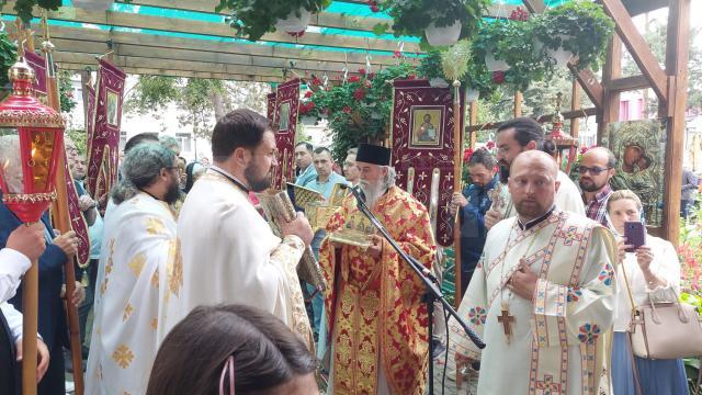 Zeci de credincioși au participat la procesiunea cu Icoana Maicii Domnului-Făcătoare de minuni, la Biserica Spitalului Județean de Urgență „Sfântul Ioan cel Nou”