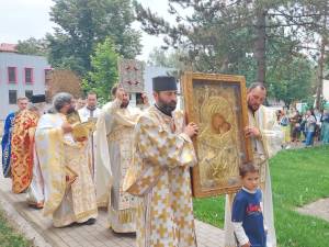 Zeci de credincioși au participat la procesiunea cu Icoana Maicii Domnului-Făcătoare de minuni, la Biserica Spitalului Județean de Urgență „Sfântul Ioan cel Nou”