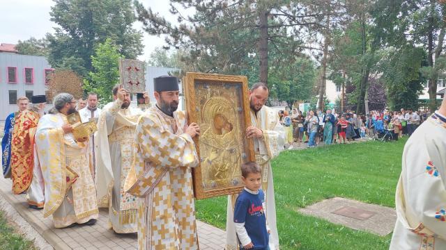 Zeci de credincioși au participat la procesiunea cu Icoana Maicii Domnului-Făcătoare de minuni, la Biserica Spitalului Județean de Urgență „Sfântul Ioan cel Nou”