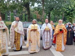 Zeci de credincioși au participat la procesiunea cu Icoana Maicii Domnului-Făcătoare de minuni, la Biserica Spitalului Județean de Urgență „Sfântul Ioan cel Nou”