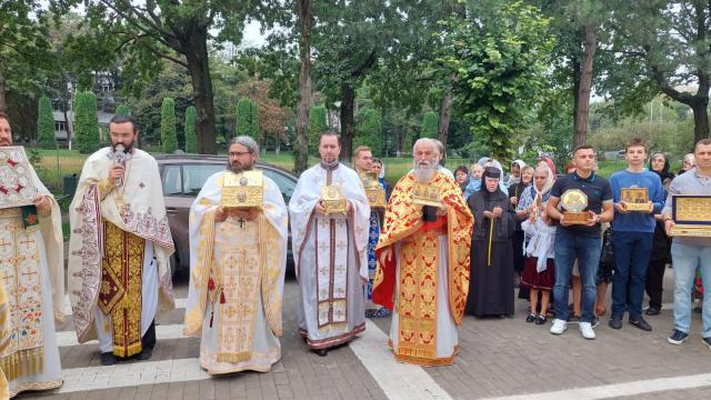 Zeci de credincioși au participat la procesiunea cu Icoana Maicii Domnului-Făcătoare de minuni, la Biserica Spitalului Județean de Urgență „Sfântul Ioan cel Nou”