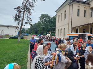 Zeci de credincioși au participat la procesiunea cu Icoana Maicii Domnului-Făcătoare de minuni, la Biserica Spitalului Județean de Urgență „Sfântul Ioan cel Nou”