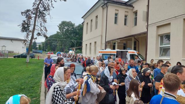 Zeci de credincioși au participat la procesiunea cu Icoana Maicii Domnului-Făcătoare de minuni, la Biserica Spitalului Județean de Urgență „Sfântul Ioan cel Nou”