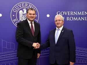 Semnarea contractului de finanțare a creșei, de către primarul Sucevei, Ion Lungu, și ministrul Dezvoltării, Attila-Zoltán Cseke