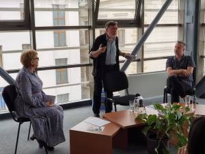 Maestrul Matei Vișniec, alaturi de directorul TMMSV, Angela Zarojanu si regizorul Alexandru Nica 2