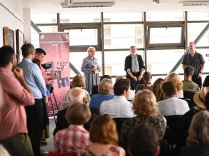 Maestrul Matei Vișniec, alaturi de directorul TMMSV, Angela Zarojanu si regizorul Alexandru Nica, la debutul stagiunii 2022 -2023