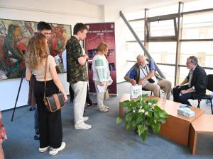 Sesiune de autografe oferite de Matei Vișniec
