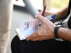 Sesiune de autografe oferite de Matei Vișniec 2