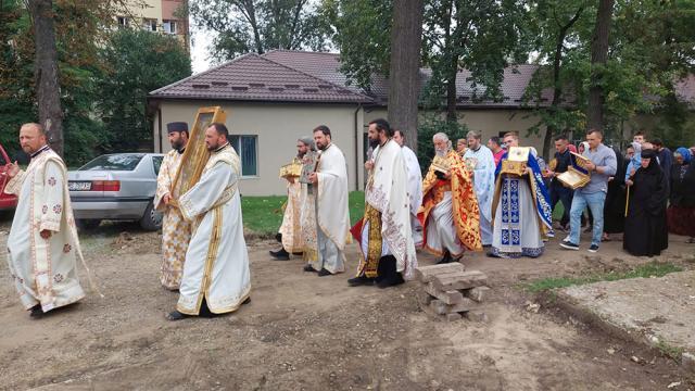 Zeci de credincioși au participat la procesiunea cu Icoana Maicii Domnului-Făcătoare de minuni, la Biserica Spitalului Județean de Urgență „Sfântul Ioan cel Nou”