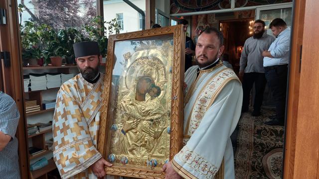 Zeci de credincioși au participat la procesiunea cu Icoana Maicii Domnului-Făcătoare de minuni, la Biserica Spitalului Județean de Urgență „Sfântul Ioan cel Nou”