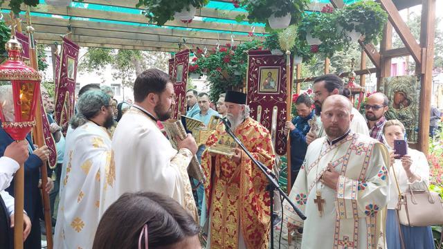 Zeci de credincioși au participat la procesiunea cu Icoana Maicii Domnului-Făcătoare de minuni, la Biserica Spitalului Județean de Urgență „Sfântul Ioan cel Nou”