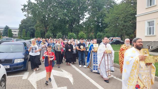 Zeci de credincioși au participat la procesiunea cu Icoana Maicii Domnului-Făcătoare de minuni, la Biserica Spitalului Județean de Urgență „Sfântul Ioan cel Nou”