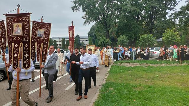 Zeci de credincioși au participat la procesiunea cu Icoana Maicii Domnului-Făcătoare de minuni, la Biserica Spitalului Județean de Urgență „Sfântul Ioan cel Nou”