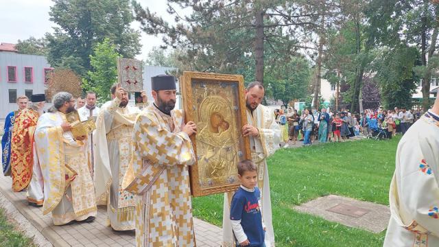 Zeci de credincioși au participat la procesiunea cu Icoana Maicii Domnului-Făcătoare de minuni, la Biserica Spitalului Județean de Urgență „Sfântul Ioan cel Nou”