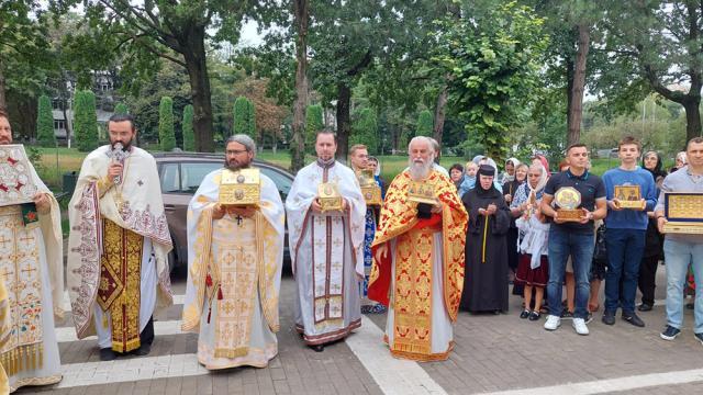 Zeci de credincioși au participat la procesiunea cu Icoana Maicii Domnului-Făcătoare de minuni, la Biserica Spitalului Județean de Urgență „Sfântul Ioan cel Nou”