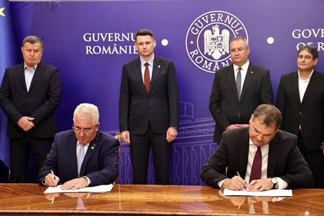 Semnarea contractului de finanțare a creșei, de către primarul Sucevei, Ion Lungu și ministrul Dezvoltării, Attila-Zoltán Cseke
