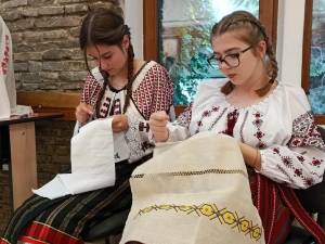 Tinere eleve cusatorese in cadrul expozitiei din universitate