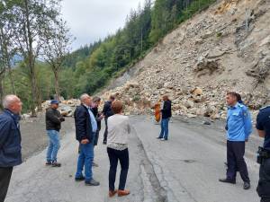 Drum blocat de alunecările de pe versant