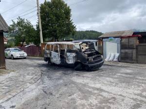 Autoutilitara incendiată Foto RADIO DORNA