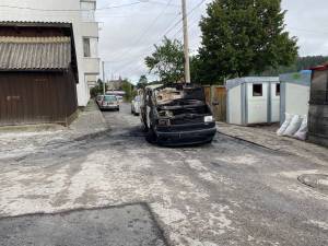Autoutilitara incendiată Foto RADIO DORNA