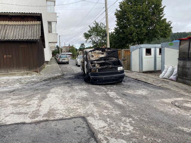 Beat și fără permis a avariat o mașină. Un prieten al păgubitului l-a răzbunat și a incendiat mașina șoferului băut