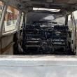 Beat și fără permis a avariat o mașină. Un prieten al păgubitului l-a răzbunat și a incendiat mașina șoferului băut