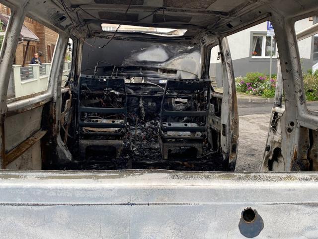 Beat și fără permis a avariat o mașină. Un prieten al păgubitului l-a răzbunat și a incendiat mașina șoferului băut