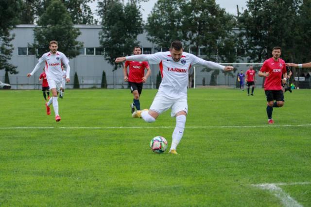 Golgeterul Ionel Stoian şi-a făcut din nou datoria pentru Bucovina Rădăuţi. Foto Cristian Plosceac