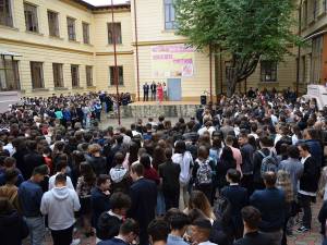 Aproape 8.000 de elevi din Fălticeni au început cursurile pe 5 septembrie