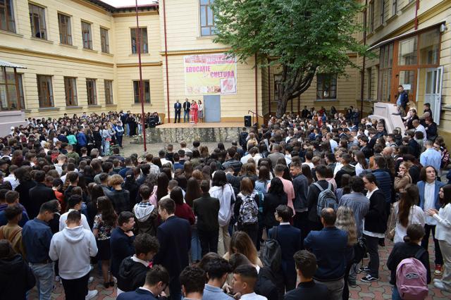 Aproape 8.000 de elevi din Fălticeni au început cursurile pe 5 septembrie