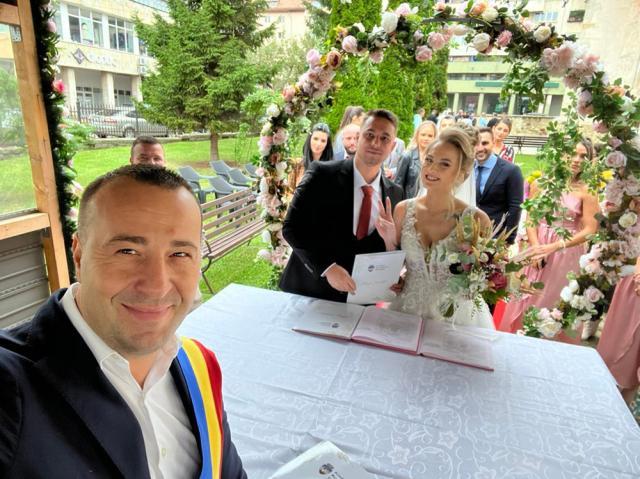 21 de cupluri s-au căsătorit la finele săptămânii trecute, în ciuda vremii capricioase