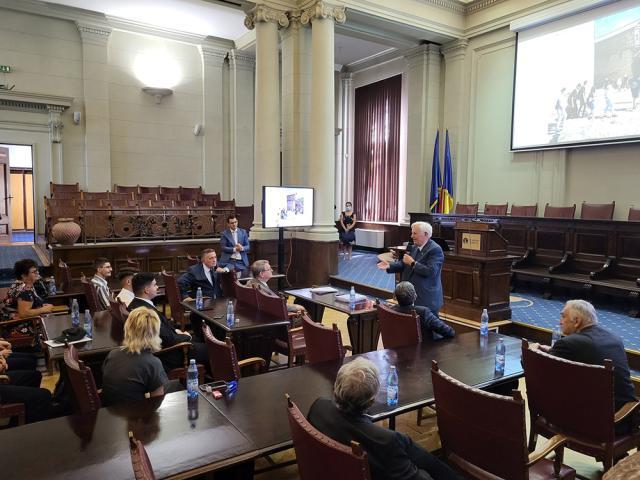Zece elevi olimpici, însoţiţi de părinţi, au semnat contractele de acordare a bursei de merit din partea Academiei Române pentru anul şcolar 2022-2023 Foto: Academia Română