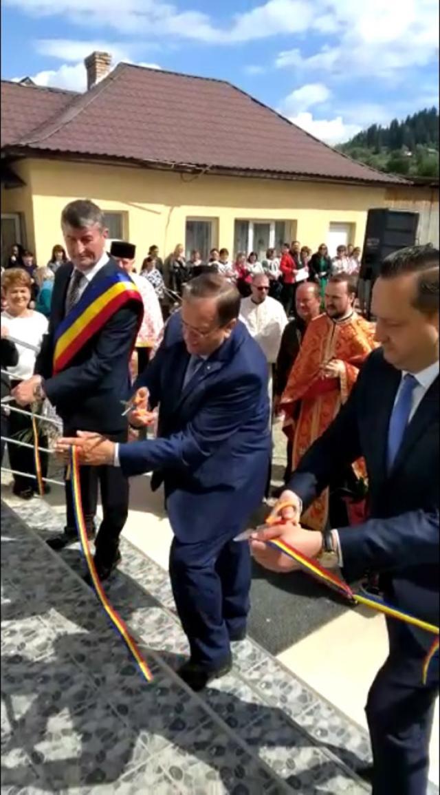 Marinel Bălan, Gheorghe Flutur și Alexandru Moldovan au tăiat panglica inaugurala de la școala din Doroteia