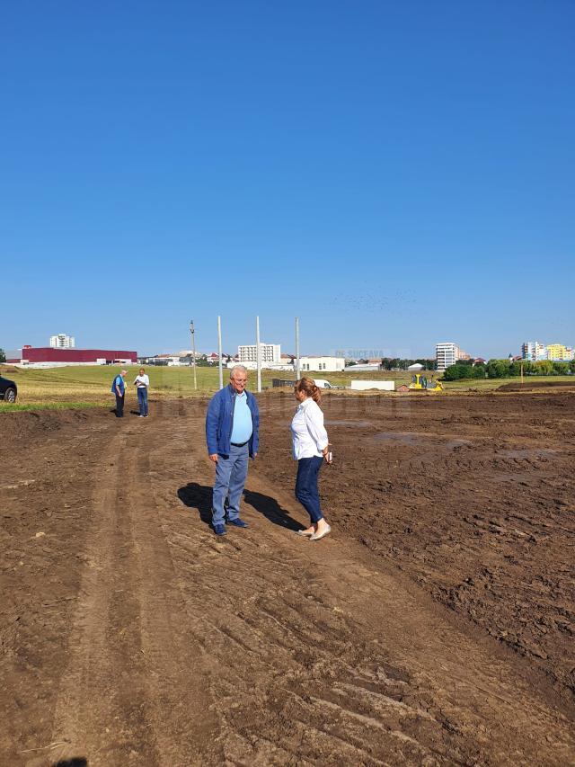 Primarul Ion Lungu, la vizita în teren a viitorului complex sportiv, împreuncă cu directorul general al CNI, Manuela Pătrășcoiu
