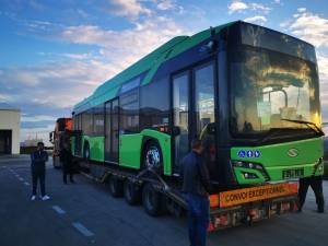 Primul autobuz electric Solaris, din lotul de 15 pe care trebuie să le livreze firma poloneză, a ajuns la Suceava