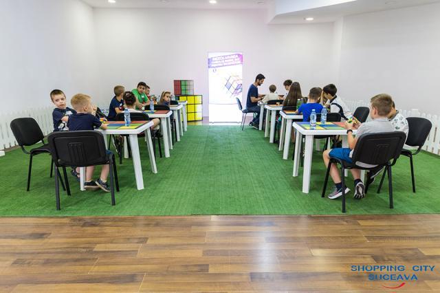 Pasionații de Rubik sunt așteptați la Shopping City Suceava, la o nouă serie a atelierelor de cub Rubik 3x3, dedicată copiilor începători