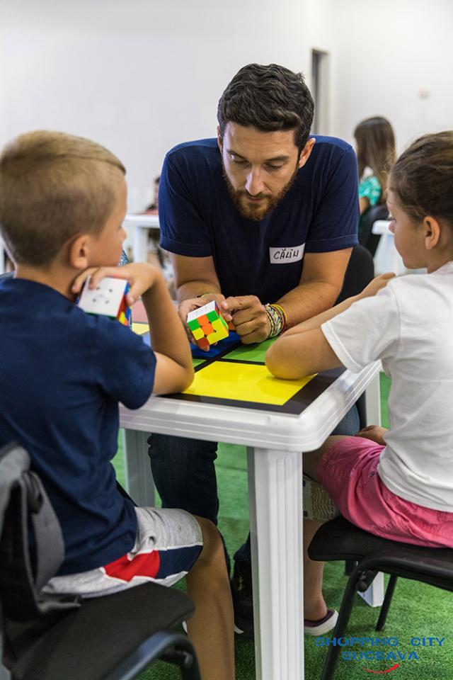 Pasionații de Rubik sunt așteptați la Shopping City Suceava, la o nouă serie a atelierelor de cub Rubik 3x3, dedicată copiilor începători