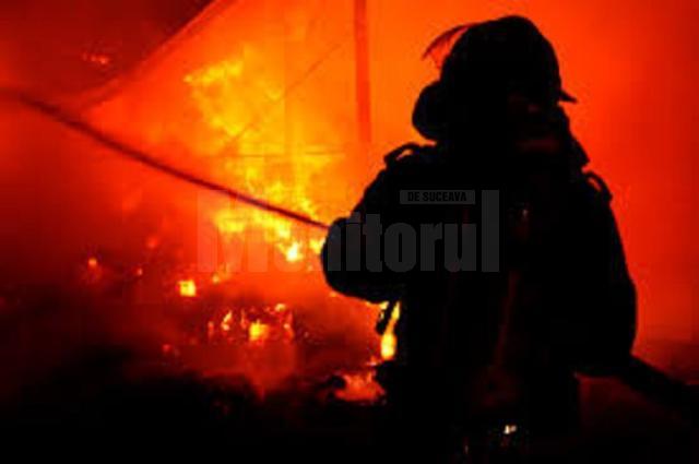 Două gospodării, afectate de un incendiu izbucnit în plină noapte la Rădăuți