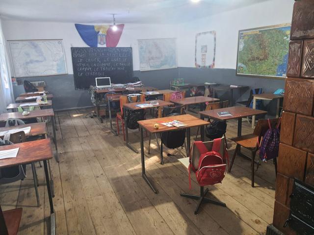 Elevi din Stamate învață într-o școală de chirpici, de 60 de ani, cu toalete noi, dar nefuncționale