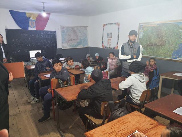 Elevi din Stamate învață într-o școală de chirpici, de 60 de ani, cu toalete noi, dar nefuncționale