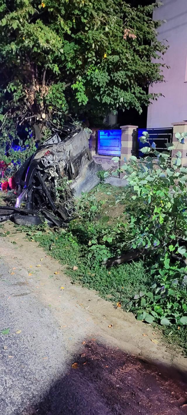 BMW-ul condus de un tânăr a intrat într-un podeț, s-a răsturnat și a ajuns într-un copac